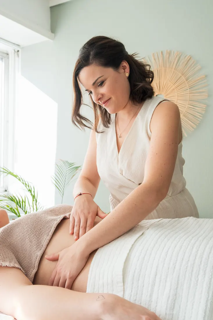 Mary-Laure Pilet réalisant un massage du ventre à son cabinet de Genève