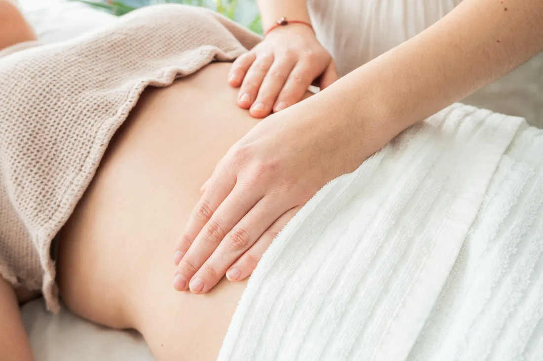 Manœuvres du massage du ventre sur l'abdomen