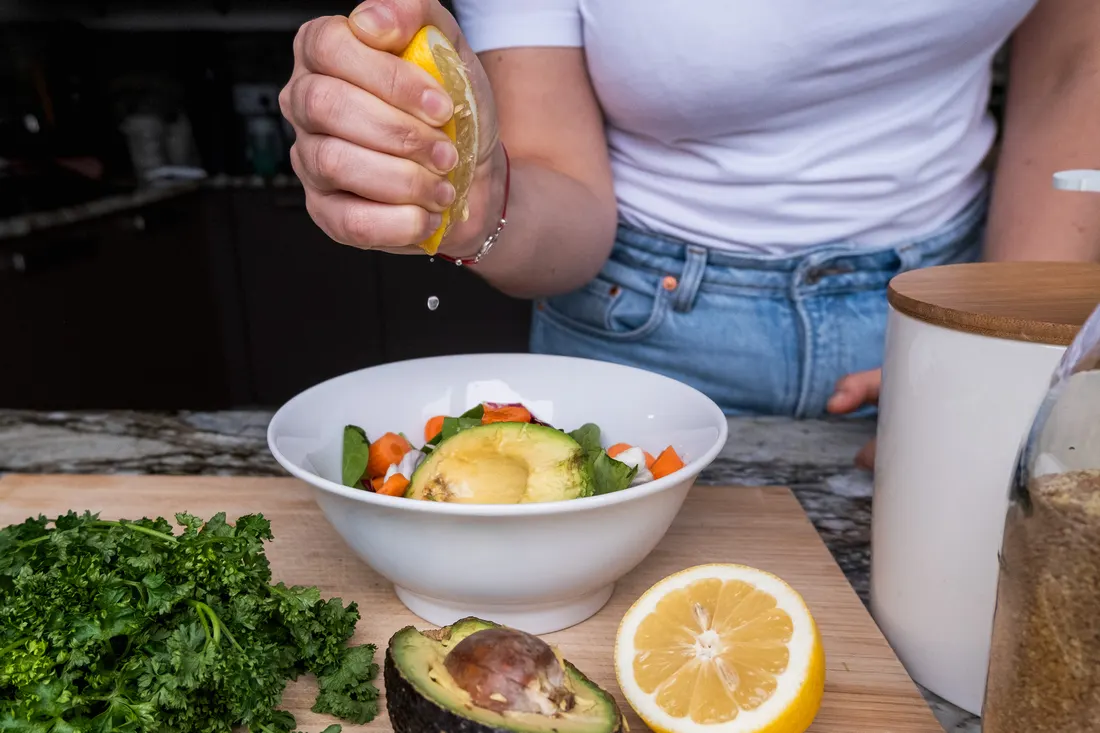 Préparation d'un repas équilibré, avocat et légumes verts
